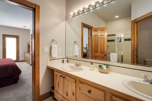 Combined shower/bathtub, hair dryer, towels