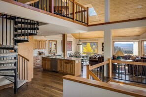 المنشأة من الداخل