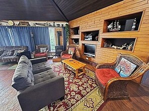 Fernseher, Kamin, DVD-Player, Tischfußball