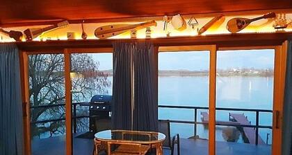 On the Niagara River - River Access DOCK - POOL - HOT TUB - FIREPIT and more