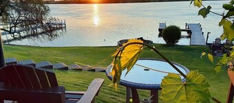 Right On the Niagara River - River Access Dock - Pool - Hot Tub - Firepit...more