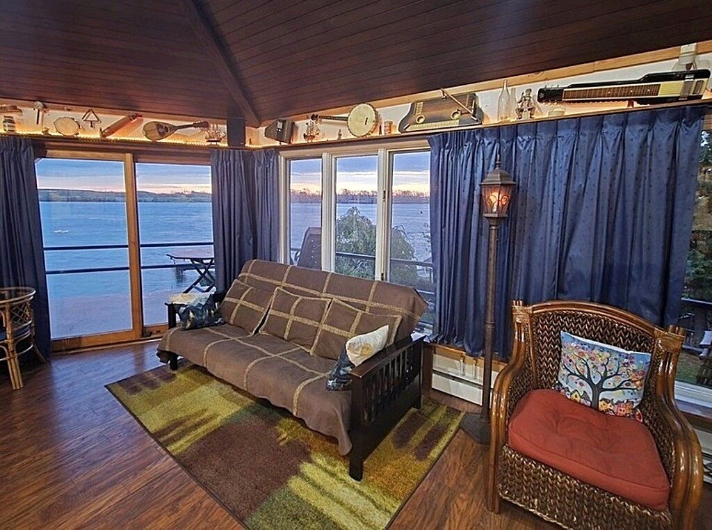 Una televisión, una chimenea, un reproductor de DVD, un futbolín