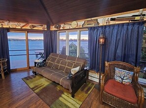 Televisión, chimenea, reproductor de DVD y futbolito 