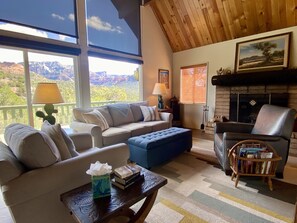 Smart-TV, peis, DVD-spiller og kontorer