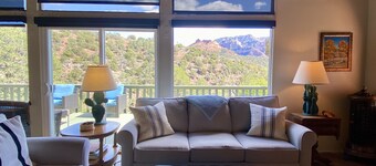 Historic A-Frame Panoramic Red Rock Views!