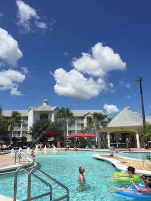 Een buitenzwembad, een verwarmd zwembad