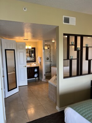 Een bad, een haardroger, handdoeken, zeep