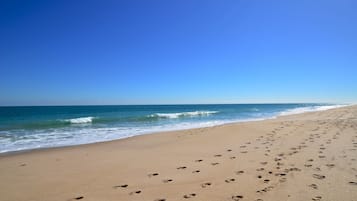 Strand | Aan het strand, ligstoelen aan het strand, strandlakens