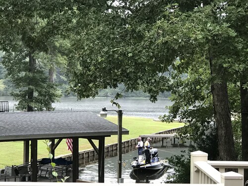 Beautiful 5 bedroom, 3.5 bath home on a quiet cove on Lake Gaston