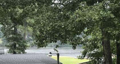 Beautiful 5 bedroom, 3.5 bath home on a quiet cove on Lake Gaston