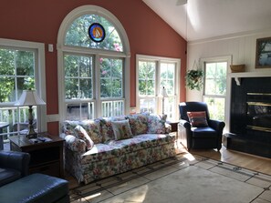 TV, fireplace, DVD player, ping pong - Beautiful 5 bedroom, 3.5 bath home on a quiet cove on Lake Gaston (Littleton)