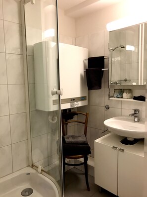 Chuveiro, secador de cabelo, toalhas de banho, sabonete