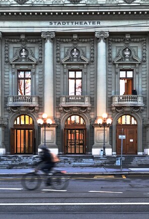 Un bâtiment historique sur lequel on peut lire l’inscription « STADTTHEATER » au-dessus de l’entrée.