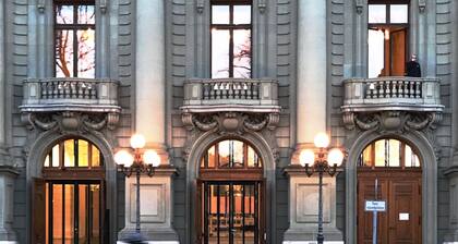 Mitten in der Altstadt von Bern, nur wenige Schritte von den wichtigsten SehenswĂŒrdigkeiten der Stadt entfernt