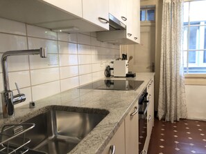 Fridge, oven, stovetop, dishwasher - Old City Gem •  Very Comfy Bed •  Bakery Downstairs (Bern)