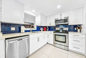 ثلاجة، ميكروويف، فرن، موقد طهي مسطح