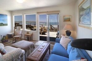 تلفزيون ذكي، مدفأة، كُتُب، مكتبة موسيقى