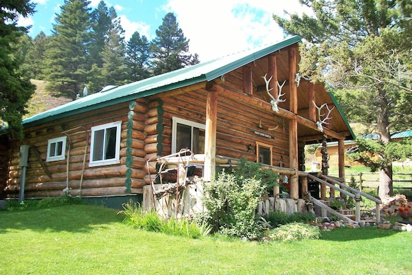 Log cabin in Jardine, Montana