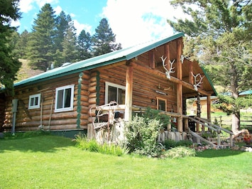 Log cabin in Jardine, Montana