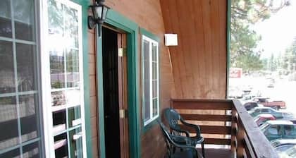 Zwei Schlafzimmer, Wohnzimmer, Suite in Chester in der Nähe von Lake Almanor für 4 Personen