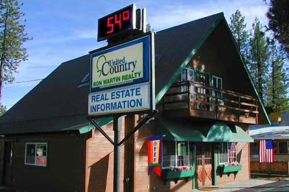 2 Bedroom, Living room, Suite Chester/Lake Almanor Sleeps 4, Read Description.