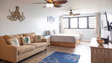 Caja de seguridad en la habitación y tabla de planchar con plancha