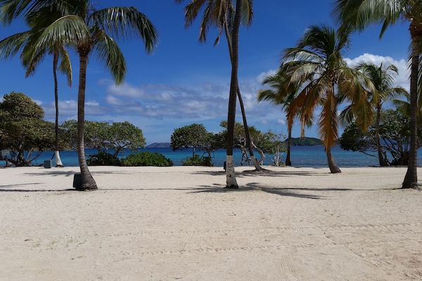 En la playa, sillas reclinables de playa, toallas de playa