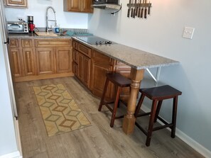 KĂŒhlschrank, Mikrowelle, Herdplatte, Wasserkocher mit Kaffee-/Teezubehör