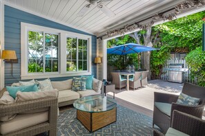 Outdoor dining - Casa De Cuba A Beach House - Cuban Flair Steps From Duval (Key West)