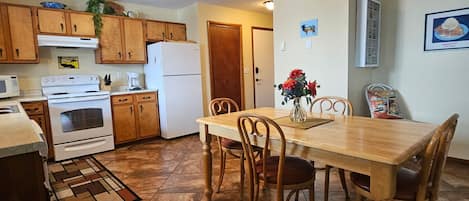 Een koelkast, een magnetron, een oven, een kookplaat