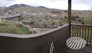 Outdoor dining - Parks Riverside A in Gardiner, MT North Entrance to Yellowstone (Gardiner)
