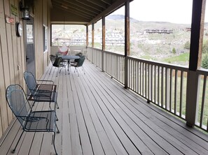 Outdoor dining - Parks Riverside A in Gardiner, MT North Entrance to Yellowstone (Gardiner)