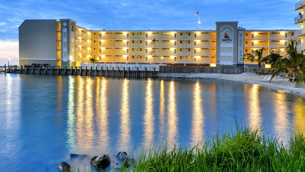 Hotel amb vistes al mar i diversos balcons, una bandera i una indicació que és un establiment Wight Bay.