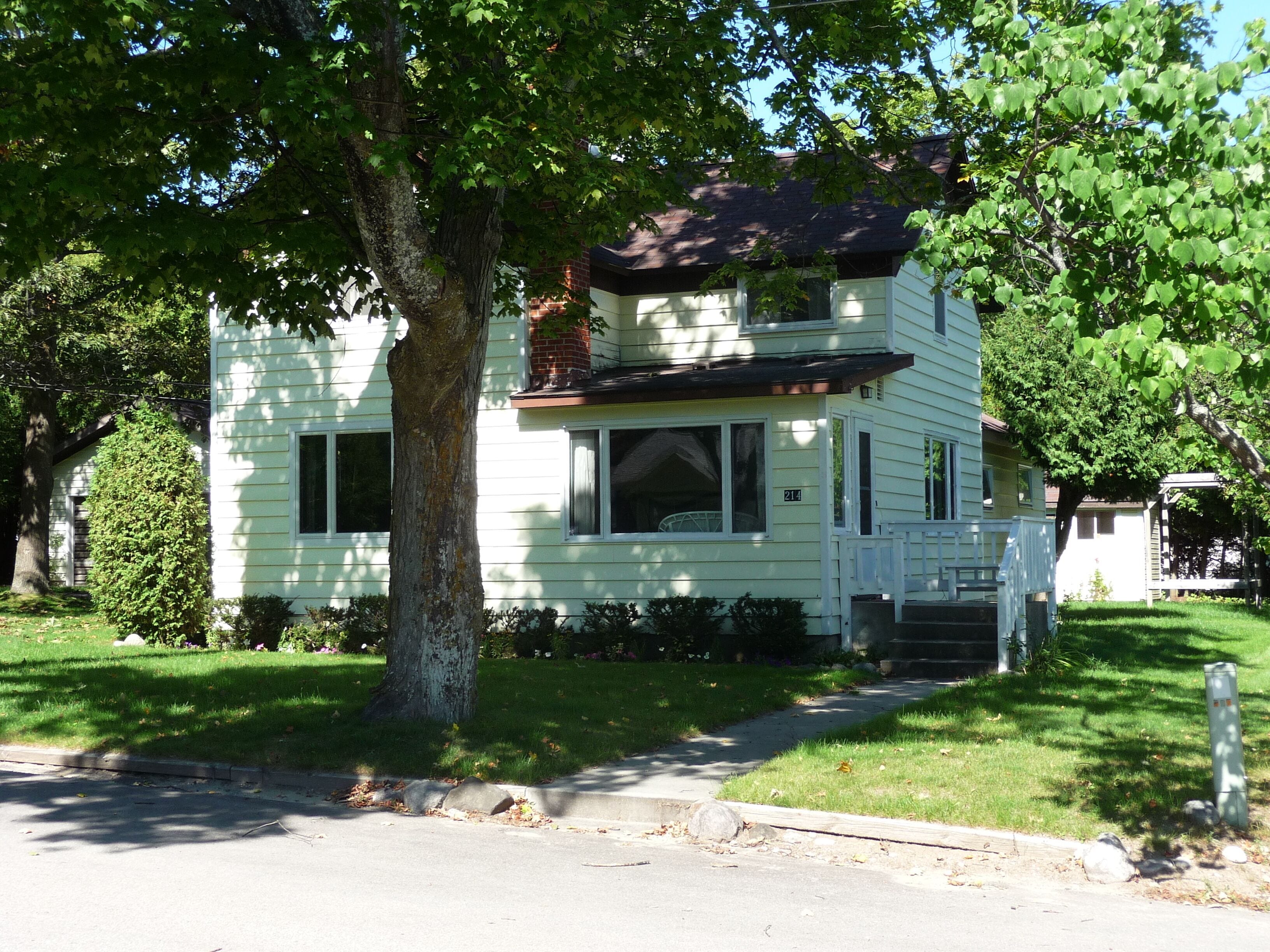 Vintage Northport village home. Uncaged weekend open! Fall special weekends.