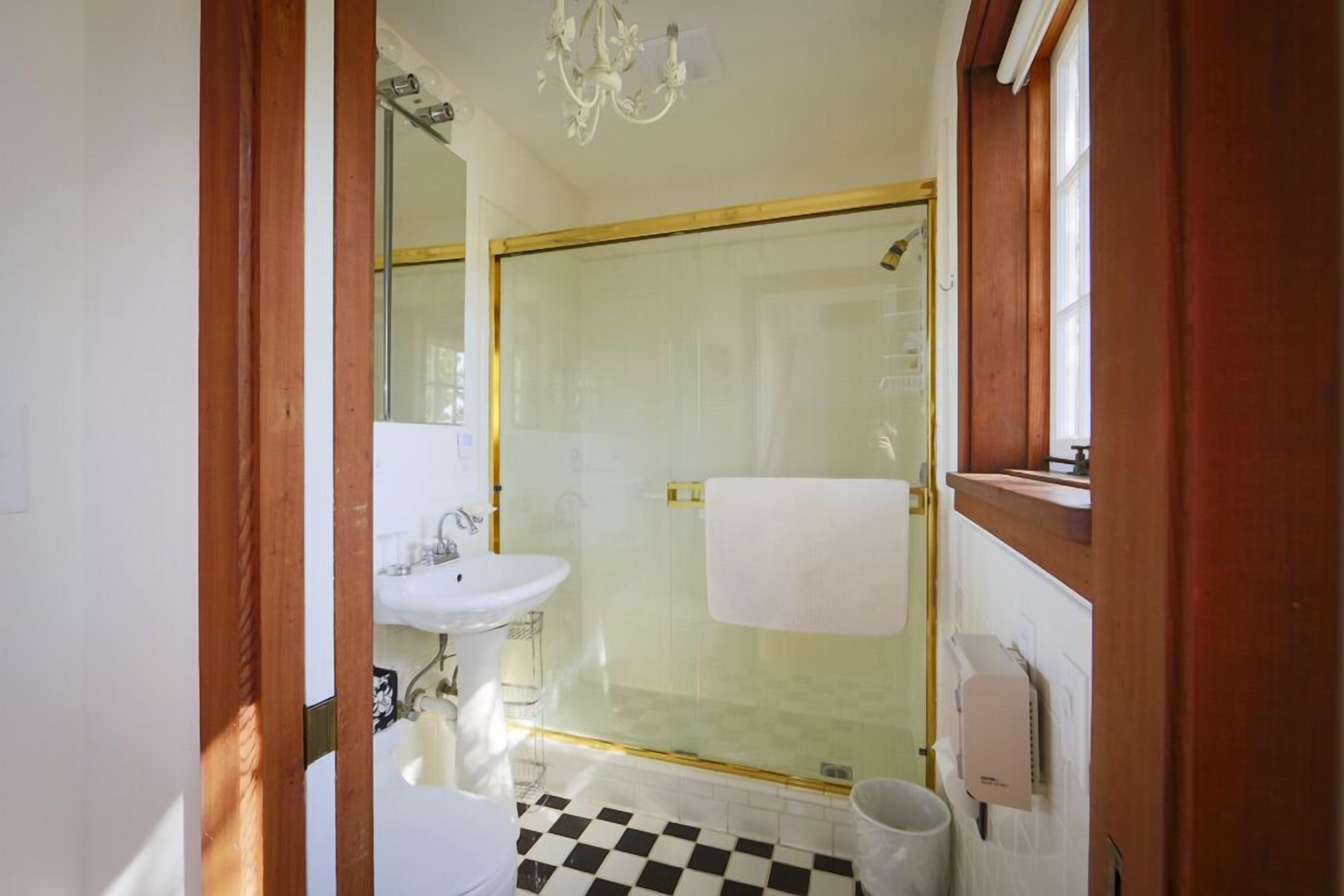 Ocean View French Country Cottage, Charming & Tranquil, Beach!