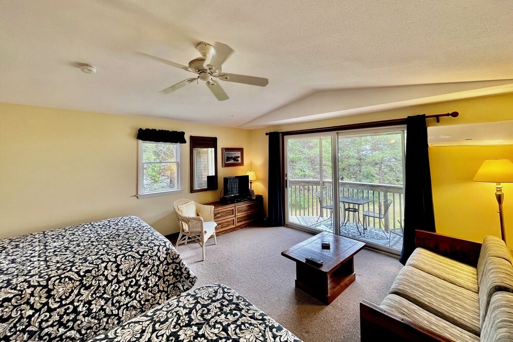 North Truro Condo W/Private Balcony and 2 Queen Beds