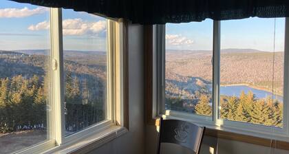 Ski-in/Ski-out, Penthouse Unit w/ Awesome Views, Walk to Village!