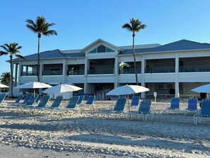Exterior - Beautifully Renovated Lakeview Corner Condo. Private Beach, Pool and Spa (Bonita Springs)