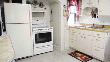 Coffee/tea maker, fridge, microwave, oven