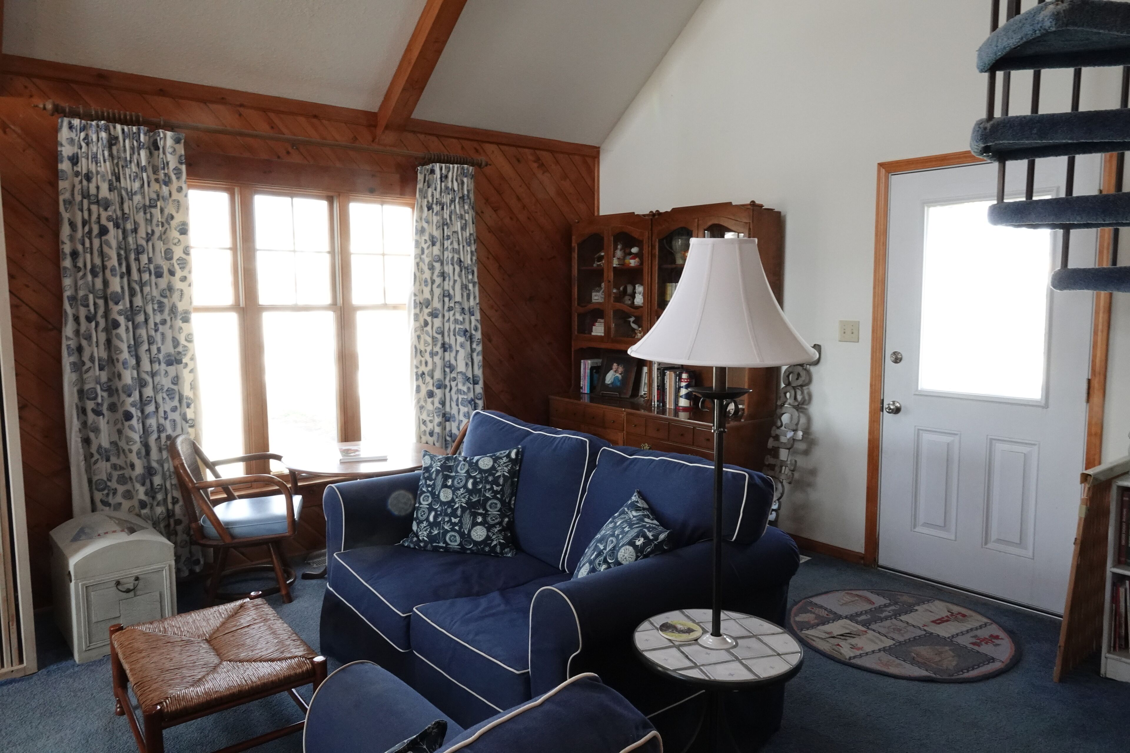 TV, DVD-spiller, filmbibliotek og stereoanlegg