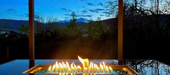 Great views of Pikes Peak w/ 4x Kings beds. 5 Mins from Garden of Gods! Dogs OK!