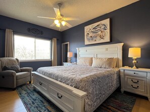 6 chambres, bureau, fer et planche à repasser, lit de bébé portatif