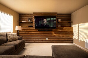 Een smart-tv, een open haard, een dvd-speler en boeken