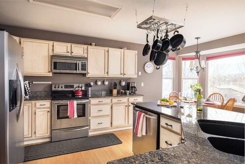 Available Thanksgiving Week • Stunning views of Pikes Peak • Dogs Welcomed!