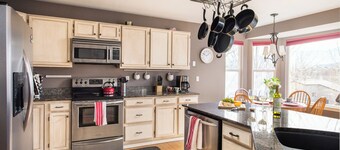 Available Thanksgiving Week • Stunning views of Pikes Peak • Dogs Welcomed!