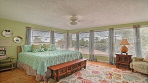 3 bedrooms, iron/ironing board, travel crib, free WiFi