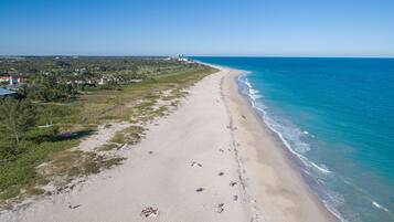 En la playa, camastros y toallas de playa 