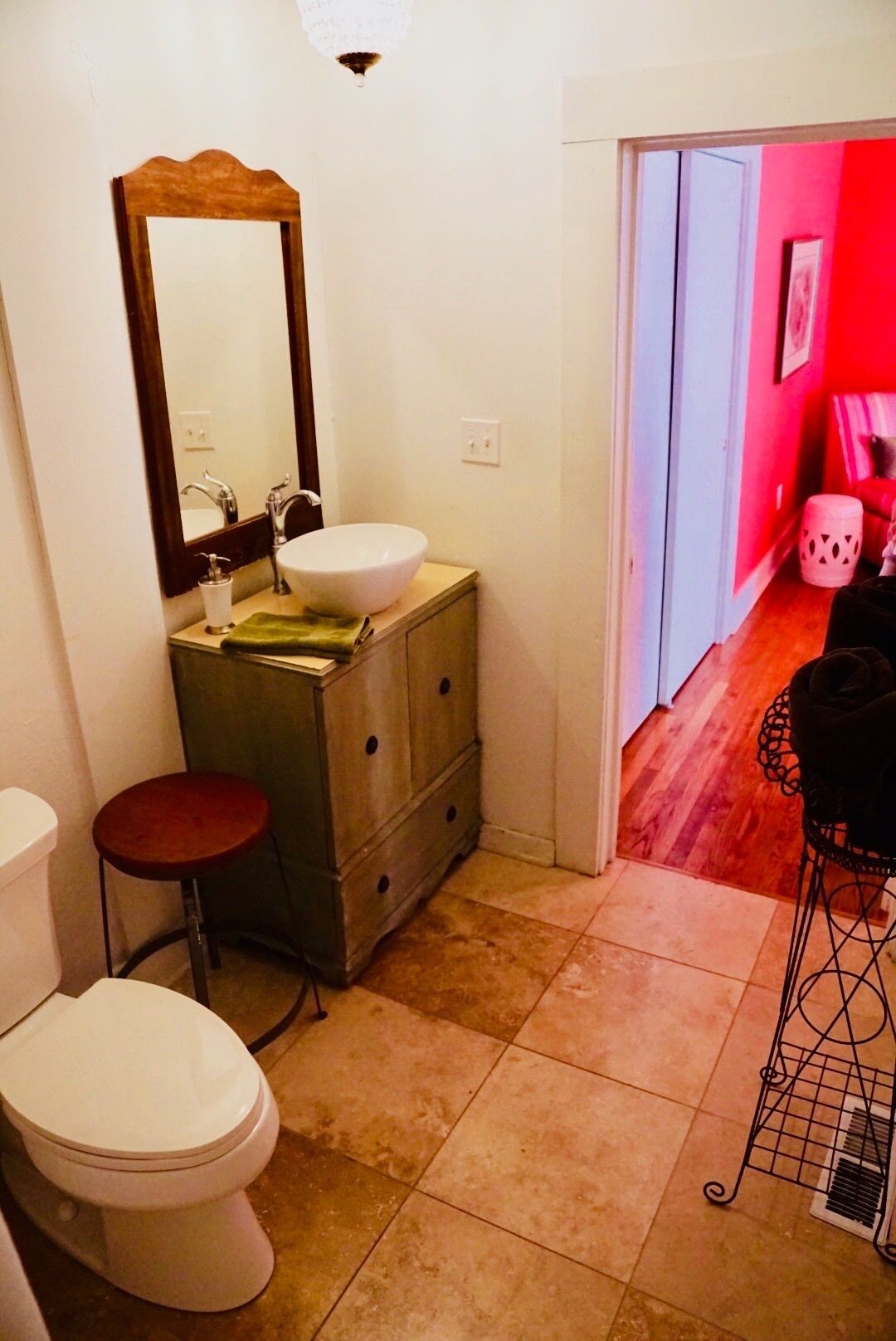 The Shanty- Located 3 blocks to The Square and less than a mile to The Grove! 