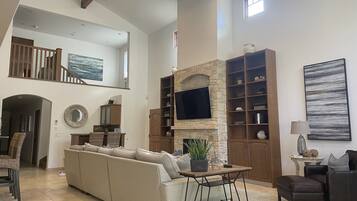 Smart TV, chimenea, videojuegos y reproductor de DVD