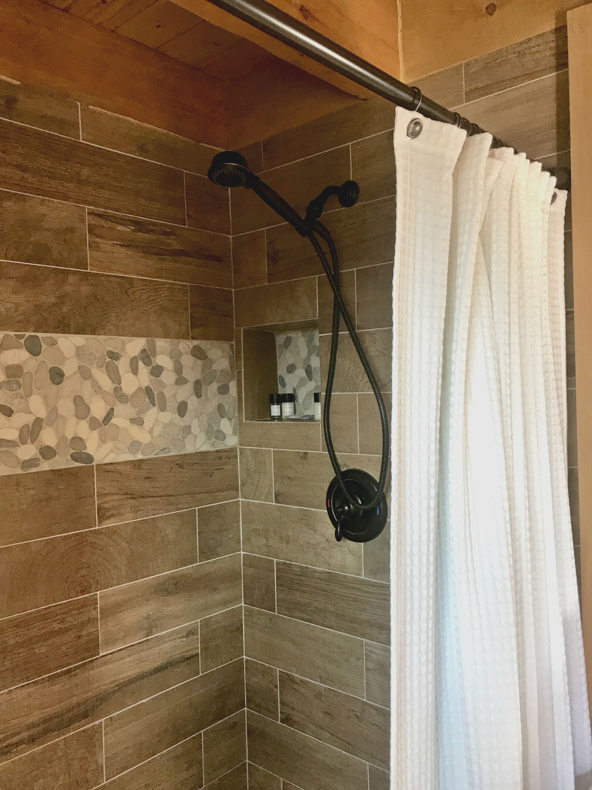 Romantic  "Morning Glory"  cabin has tranquil setting across from a horse farm!